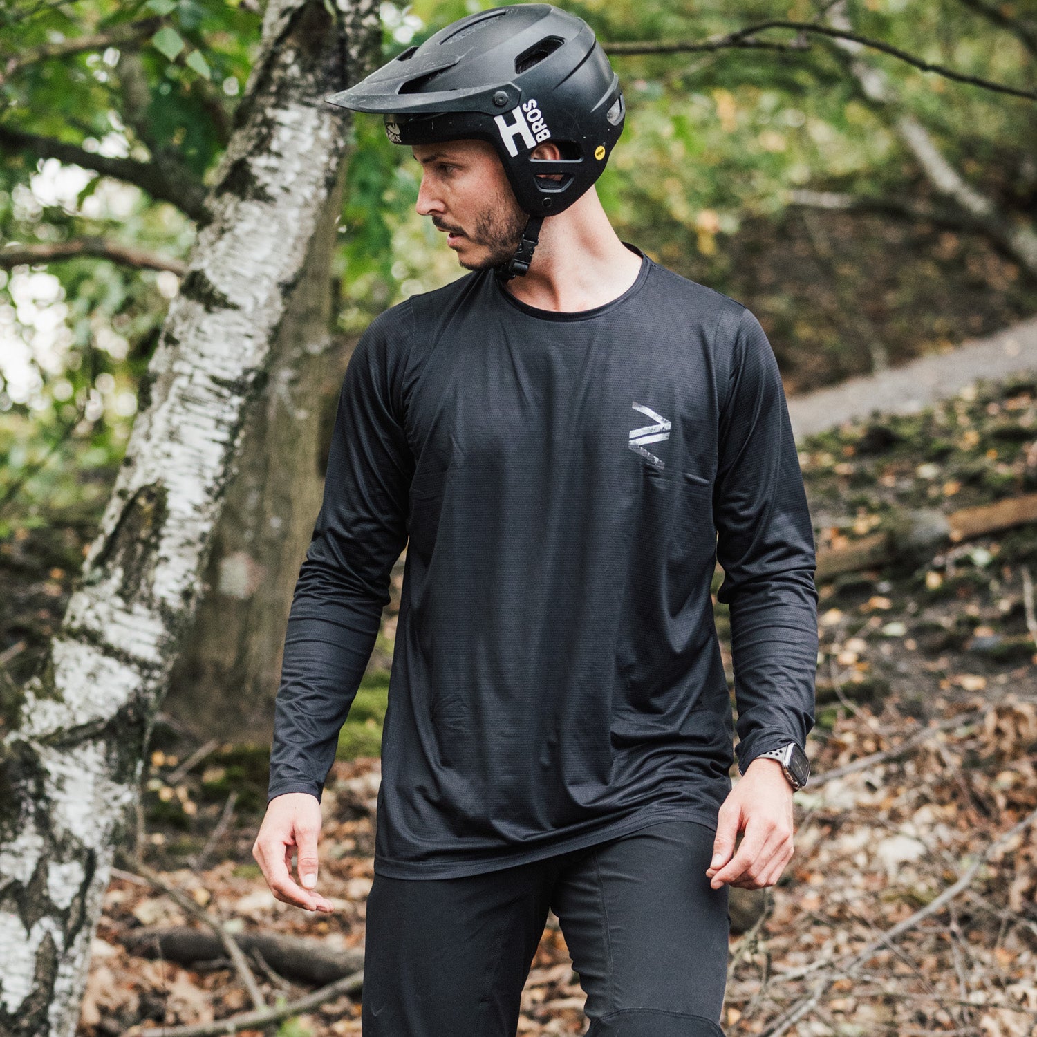 Endurance-ready black mountain biking jersey, long-sleeved and made with stretchy, sustainable fabric for downhill adventures.