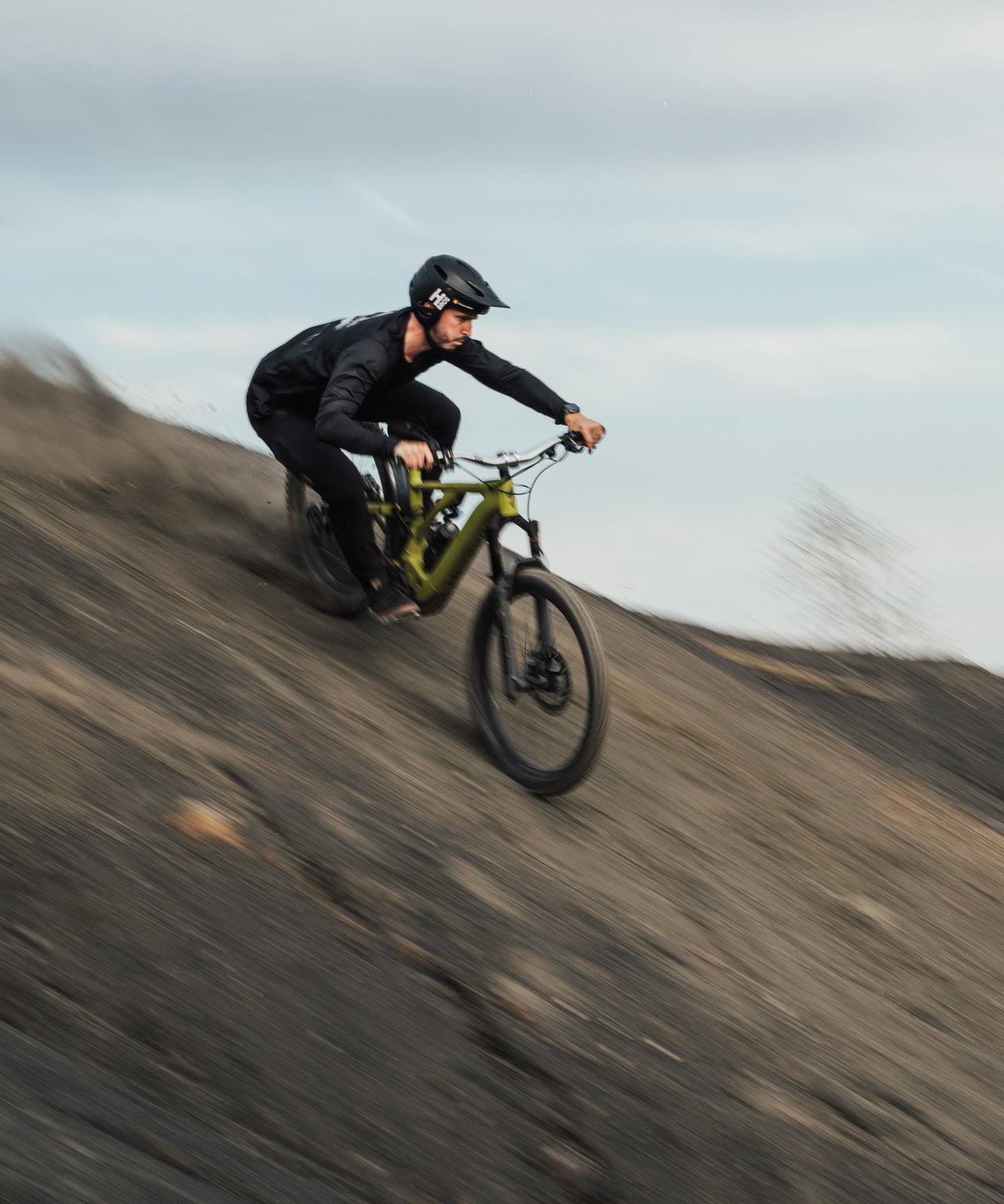 mountain biker freeriding on his electric mountain bike wearing mtb apparel from Valcariz