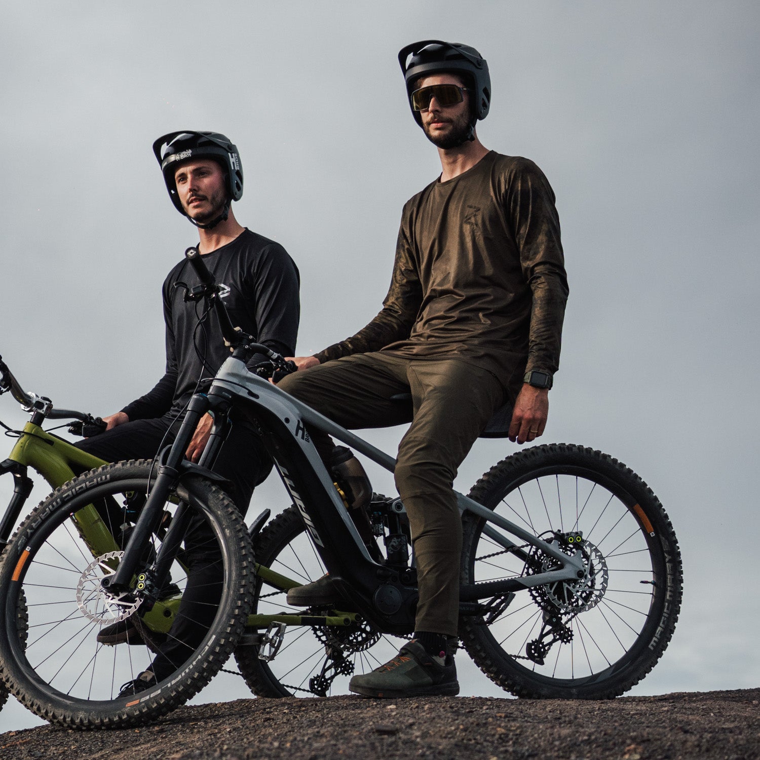 Khaki-colored mountain bike jersey for downhill and enduro riders, featuring long sleeves and eco-conscious stretch material