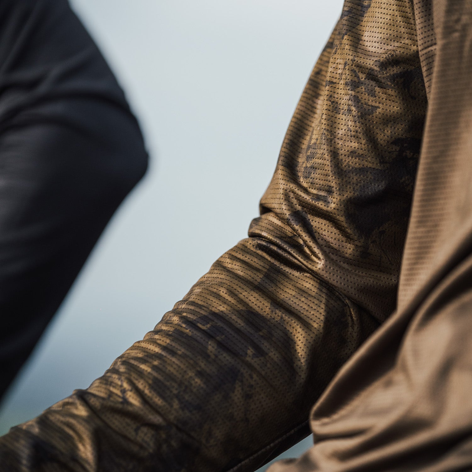 Long sleeve enduro mountain bike jersey in khaki, combining eco-friendly stretch fabric for optimal downhill performance.