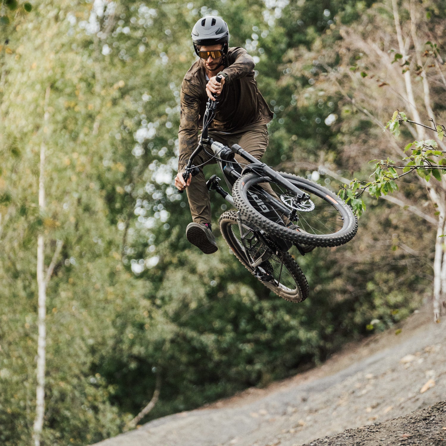 High-performance long sleeve mountain bike jersey in khaki, designed for enduro and downhill, made with sustainable materials.