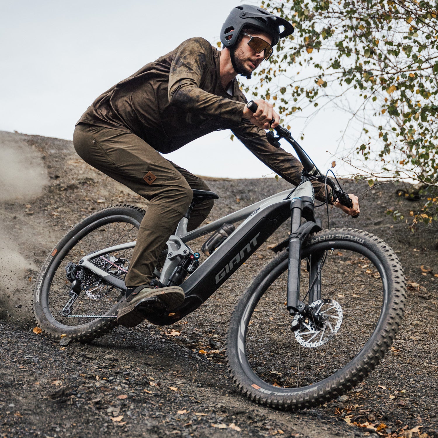 Outdoor-focused khaki Gravity 1.02 MTB pants, combining advanced comfort features with robustness for all-terrain biking adventures