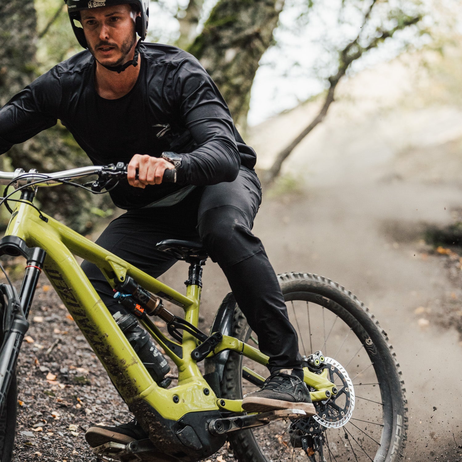 High-performance black Gravity 1.02 pants, ideal for mountain bikers seeking a blend of style, comfort, and resilience