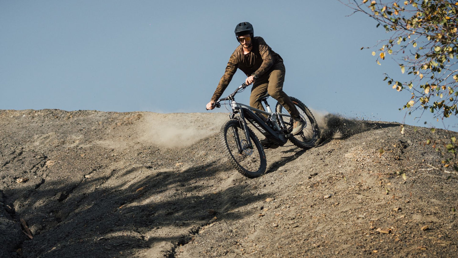 Rugged Durability Meets Style: Gravity 1.2 MTB Pants Perfect for Tackling Challenging Trails and Varied Terrains.