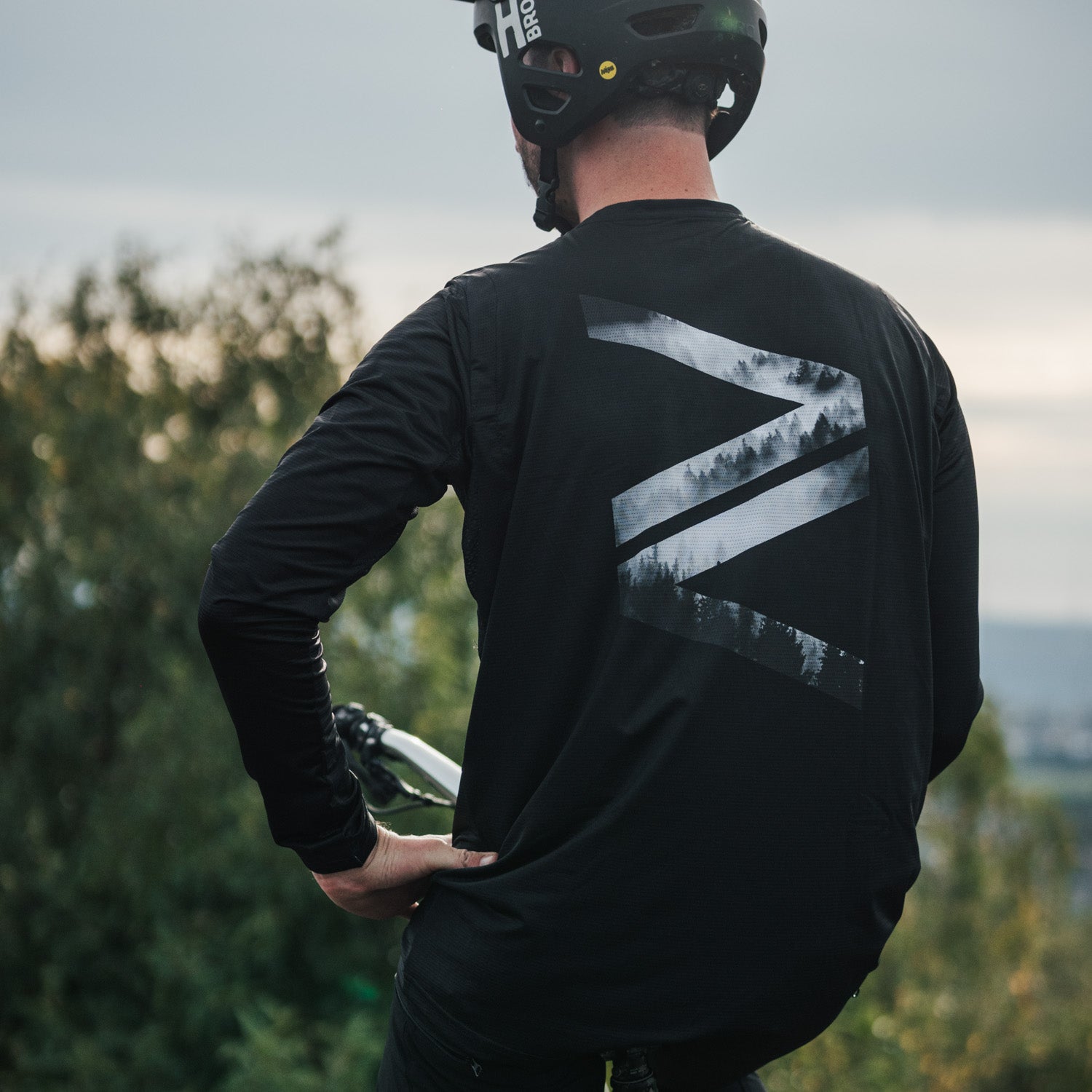 Performance-oriented black mountain bike jersey for downhill and enduro riders, with eco-conscious long sleeve design