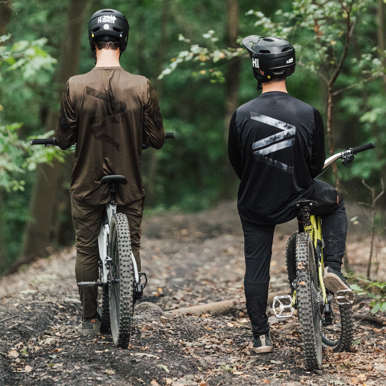 Mountain biking jersey in khaki for enduro and downhill riders, featuring long sleeves and made from sustainable, stretchy fabric