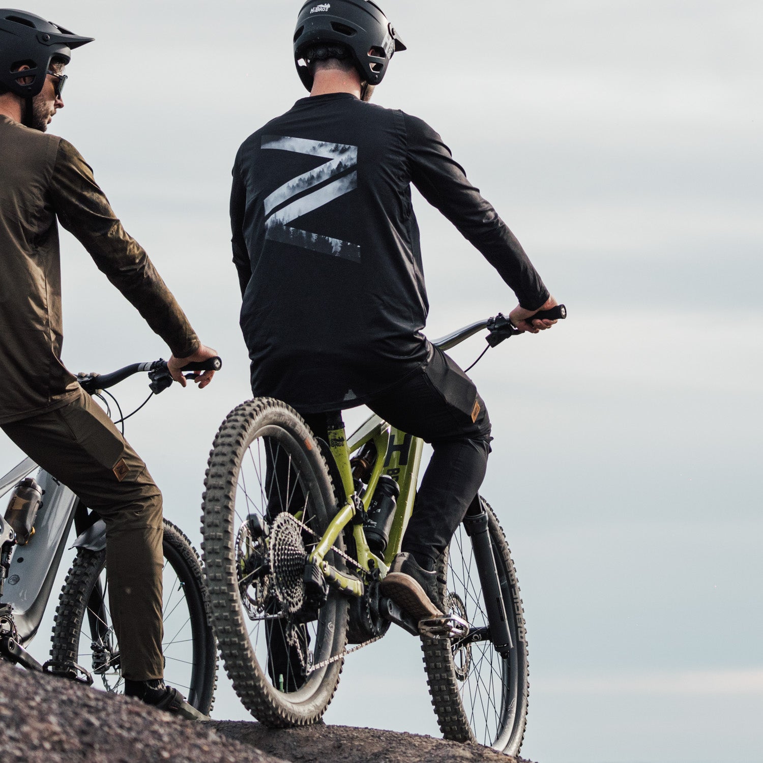 Adventure-grade black MTB pants from the Gravity 1.02 collection, offering superior protection and comfort for serious bikers