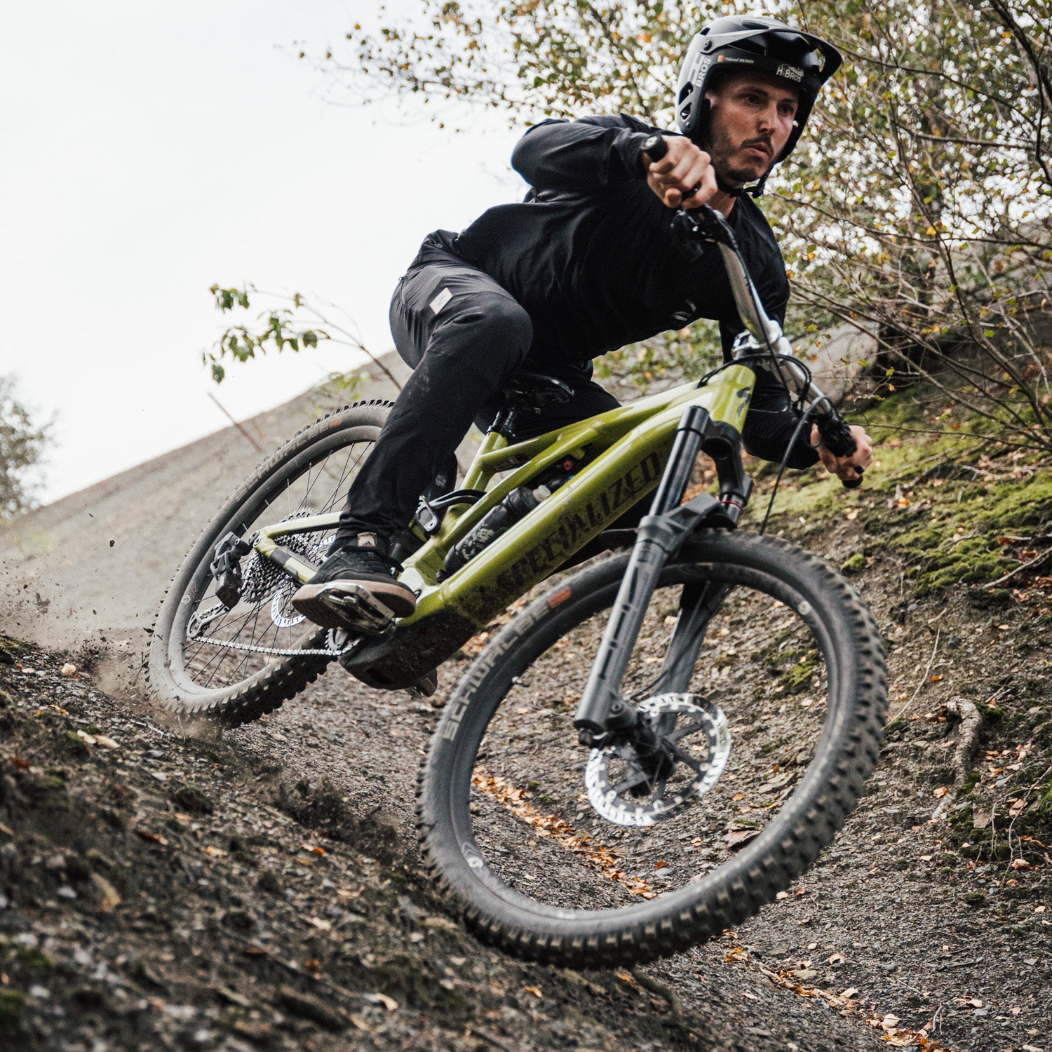 Robust and comfortable black mountain bike pants, part of the Gravity 1.02 series, perfect for tackling challenging trails